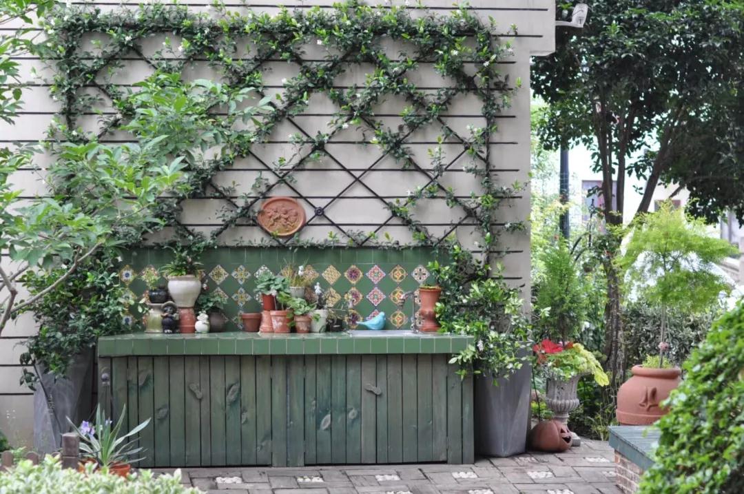 在當年西施采花的地方，她用3年暴改房前屋后，把家安在了沒有圍墻的花園里